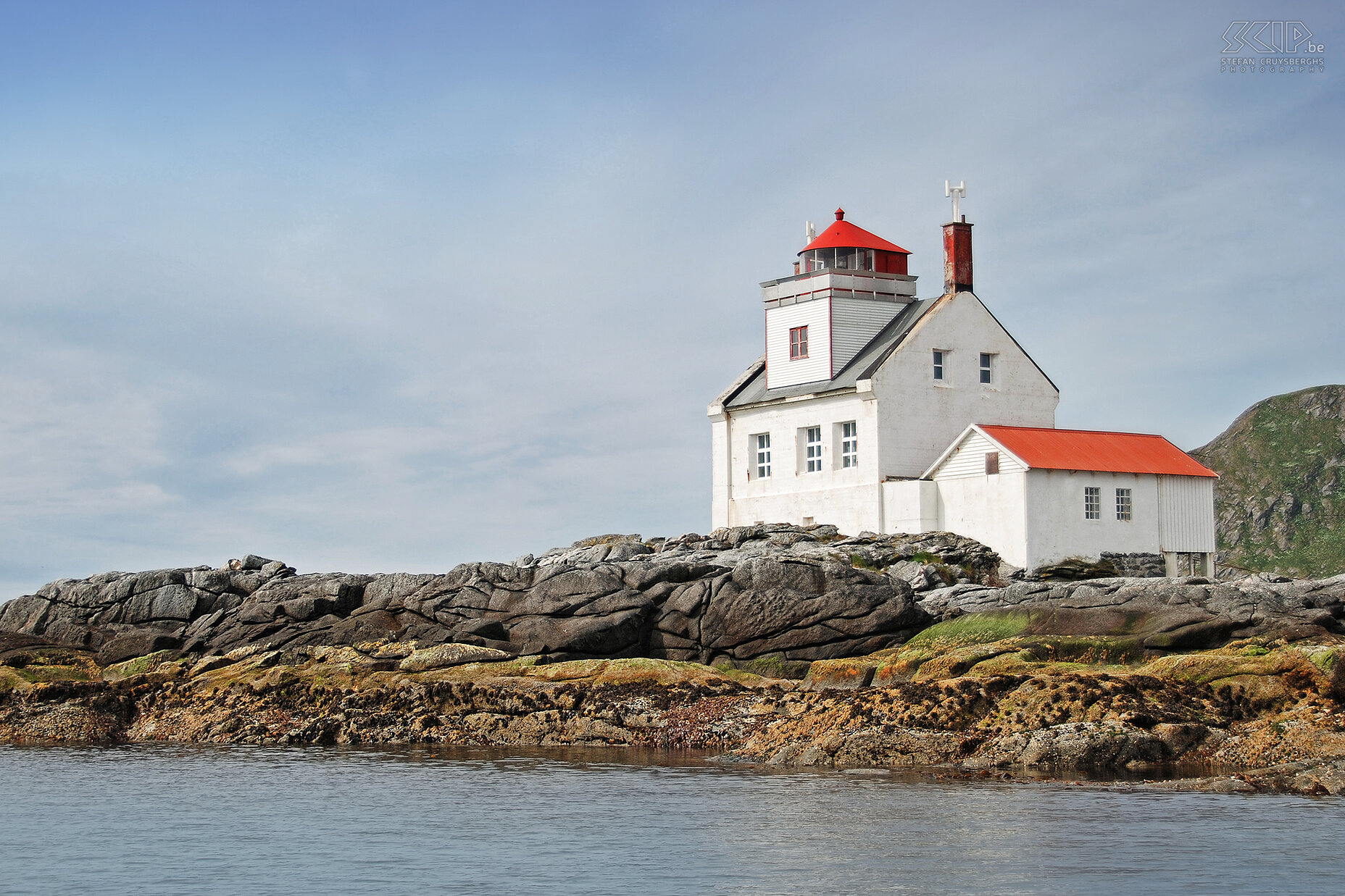 Zodiak tocht - Vuurtoren van Vaerøy De oude vuurtoren van Vaerøy. Het eiland Vaerøy ligt ten zuiden van de Lofoten en heeft, ondanks de slechts 700 inwoners, een van de grootste vissershavens van Europa. Stefan Cruysberghs